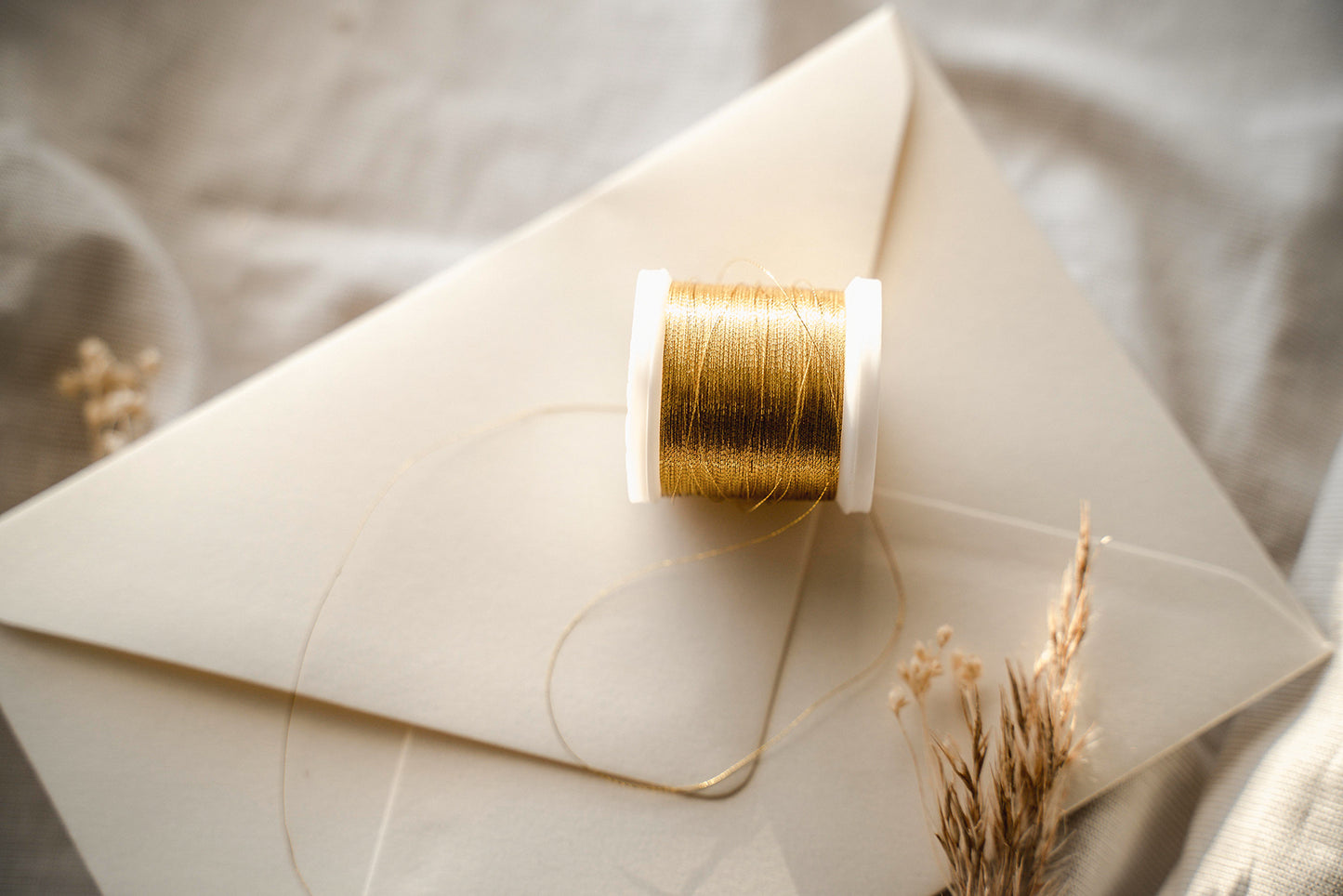 Filigraner goldener Faden für Papeterie - Dünne Schnur