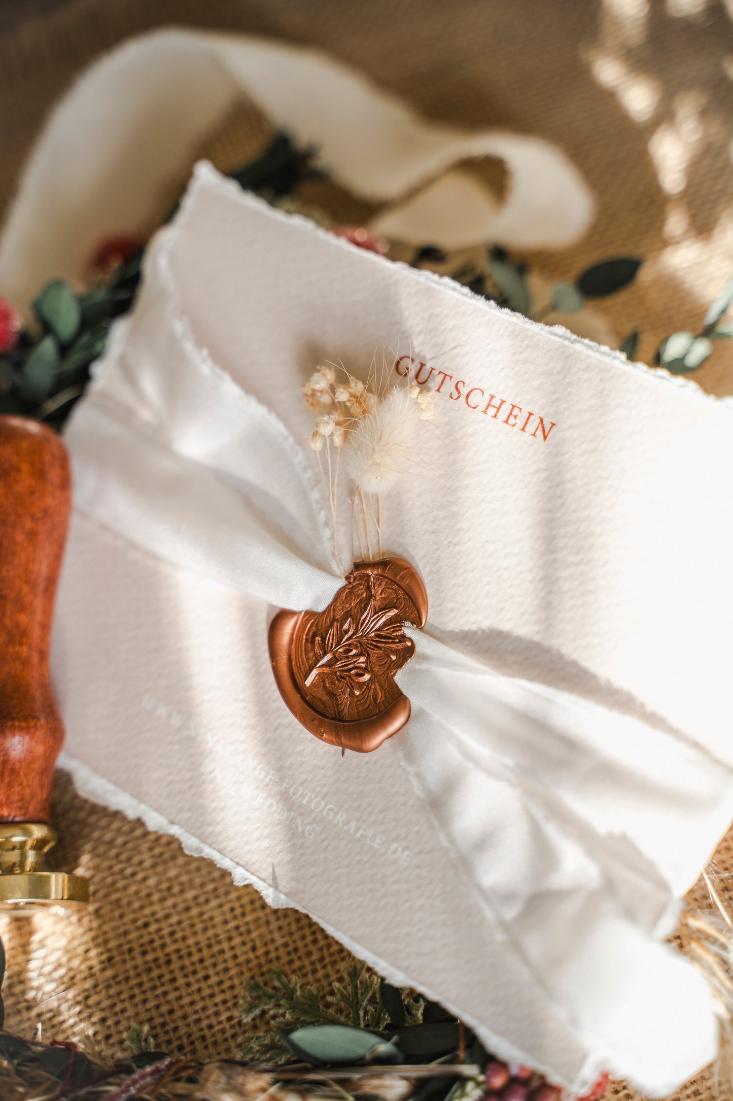 Gutscheinkarte mit Siegel, Seidenband und Trockenblumen