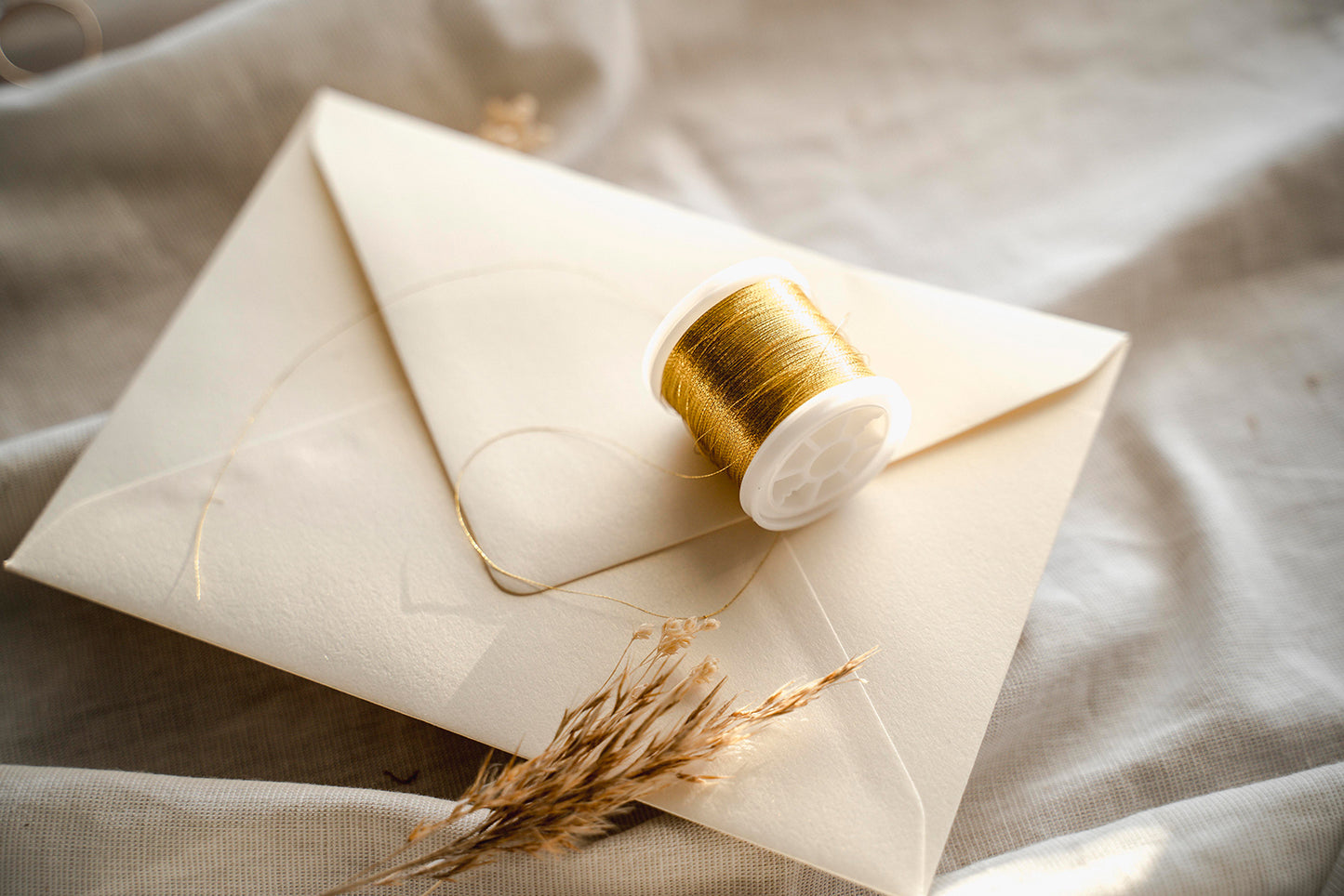 Filigraner goldener Faden für Papeterie - Dünne Schnur