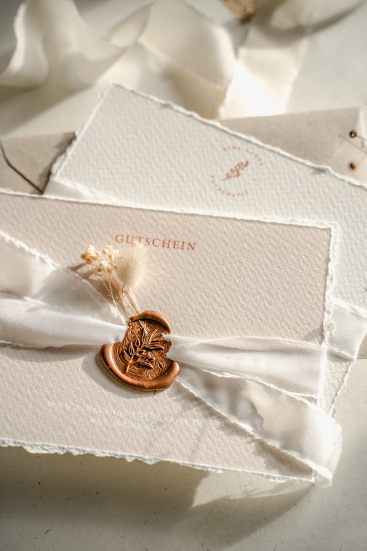 Gutscheinkarte mit Siegel, Seidenband und Trockenblumen